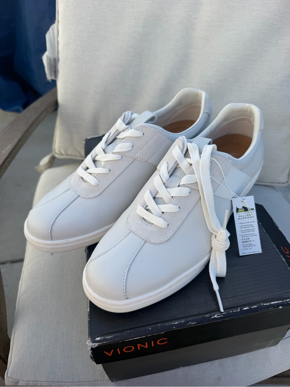 Vionic Men’s White Lace-Up Leather Sneakers